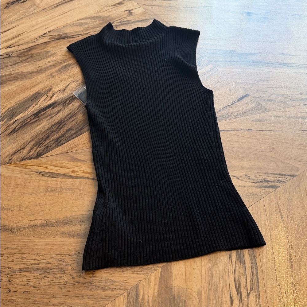 Guess - NWT - Seamless Sweater Top - Picture 6 of 6